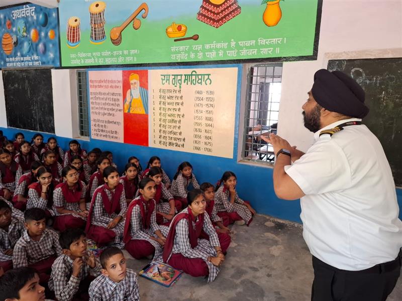 पंचकूला जिले के गांव ख्रटौली स्थित सरकारी सीनियर सेकेंडरी स्कूल में बच्चों को आग से बचाव के प्रबंधों के लिए जागरूक करने हेतु कार्यक्रम का आयोजन किया गया।
