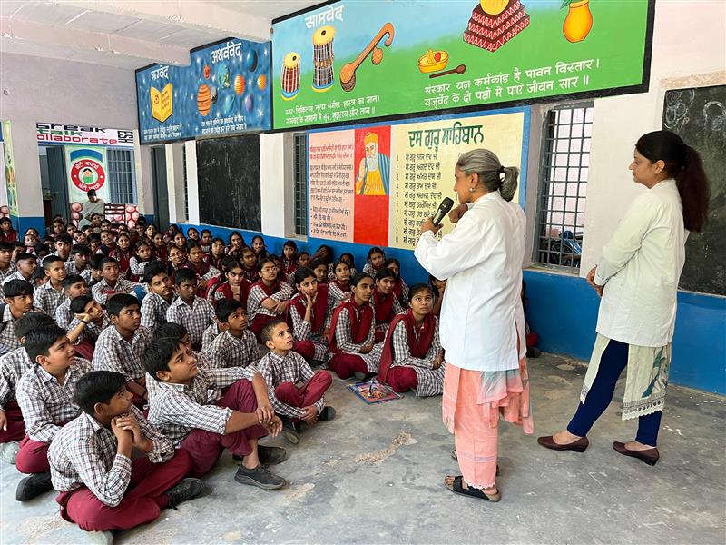 पंचकूला जिले के गांव ख्रटौली स्थित सरकारी सीनियर सेकेंडरी स्कूल में इंडियन डेंटल एसोसिएशन के सहयोग से बच्चों को दांतों की संभाल के लिए जागरूकता कैंप का आयोजन किया गया।