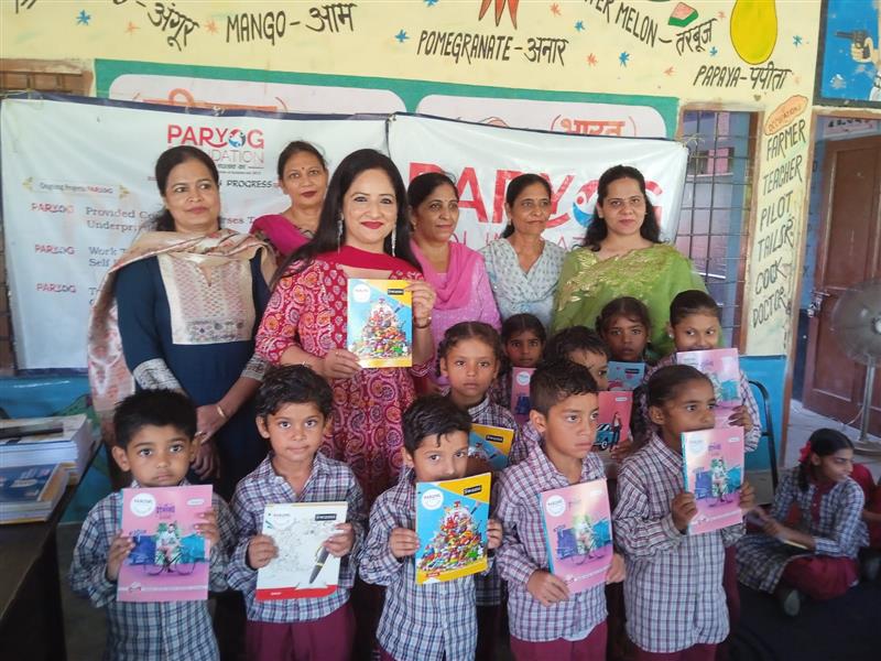 पंचकूला जिला के गांव ढंडाररू स्थित गर्वमेंट मिडल स्कूल में प्रोजैक्ट शिक्षा बैंक के तहत स्कूल के सभी बच्चों को पाठय सामग्री वितरित की गई।