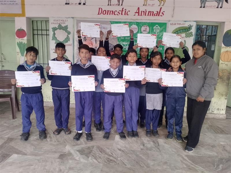 पंचकूला के गांव बुढनपुर स्थित सरकारी मॉडल संस्कृति प्राथमिक विद्यालय में प्रयोग फाउंडेशन द्वारा एपकोडर की मदद से चलाए जा रहे हिंदी में कोडिंग कोर्स के समापन पर बच्चो को प्रमाण पत्र वितरित किए गए।