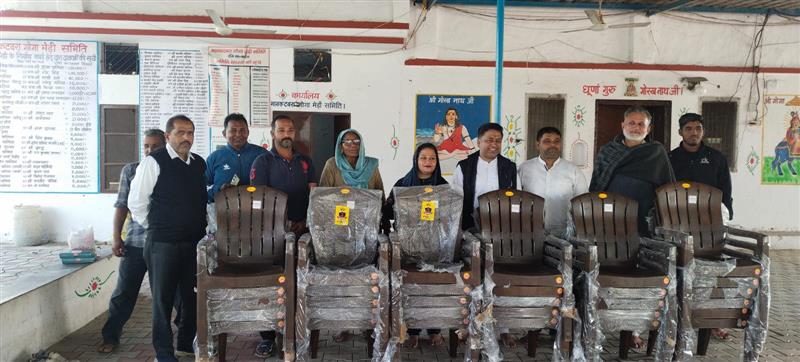 प्रयोग फाउंडेशन द्वारा पंचकूला के गांव मानकटबरा स्थित गोगा मेड़ी में 31 कुर्सियां भेंट की गई।