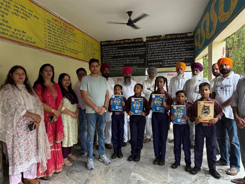 प्रयोग फाउंडेशन की तरफ से मोहाली के गांव बठलाना के स्कूल में बच्चों को पाठय सामग्री वितरित की गई