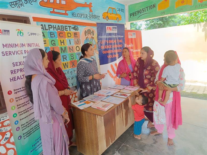 प्रयोग फाउंडेशन की तरफ से पंचकूूला के गांव ढंढारडू व बुंगा में फैमिली प्लानिंग एसोसिएशन के साथ मिलकर विश्व मानवीय दिवस मनाया गया