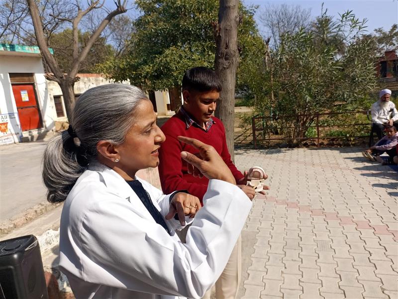 प्रयोग फाउंडेशन की तरफ से मोहाली के गांव बठलाना में स्कूली बच्चों के लिए दांतों की संभाल हेतु जागरूकता कैंप लगाया गया