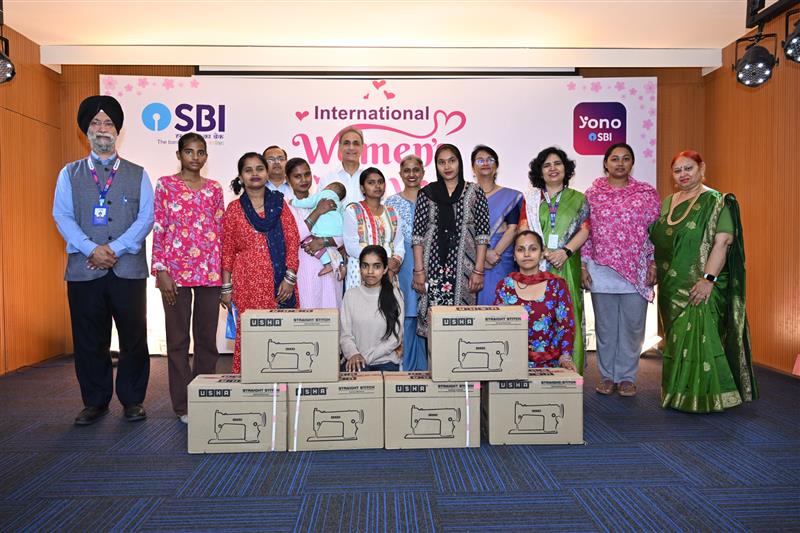 प्रयोग फांउडेशन की तरफ से स्टेट बैंक ऑफ इंडिया चंडीगढ़ की मदद से 12 लड़कियों को सिलाई मशीन देकर आत्मनिर्भर बनाया गया
