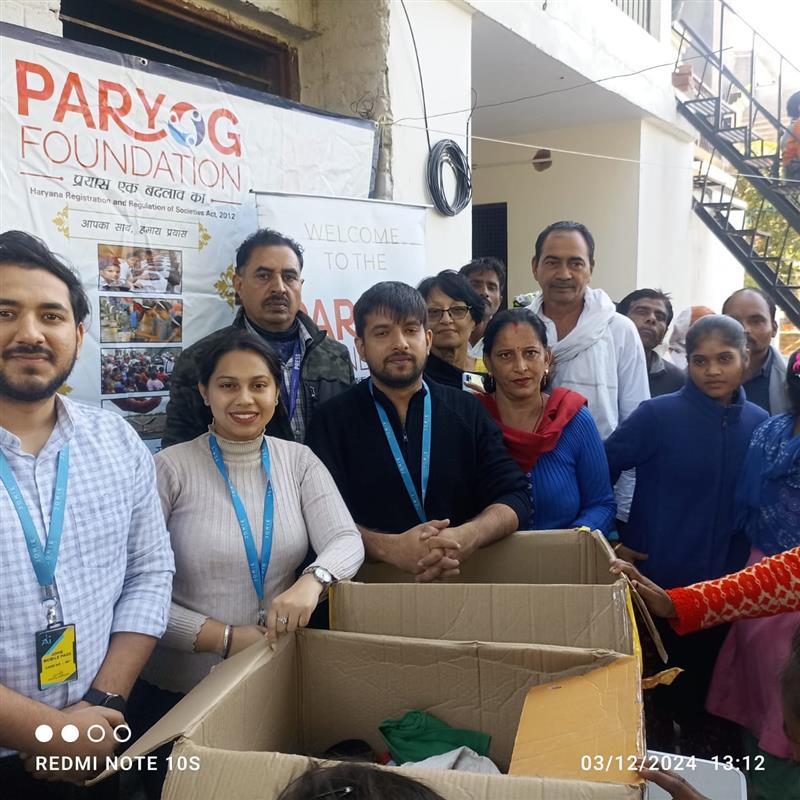 प्रयोग फाउंडेशन व जॉरी हेल्थ ने जरूरतमंदों को बांटे कपड़े