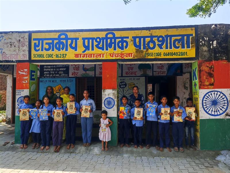 प्रयोग फाउंडेशन ने स्कूली बच्चों को दी पाठय सामग्री व डेंटल किट